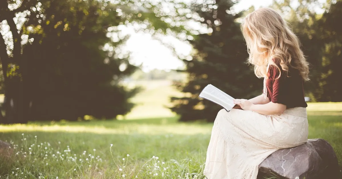 読書する女性